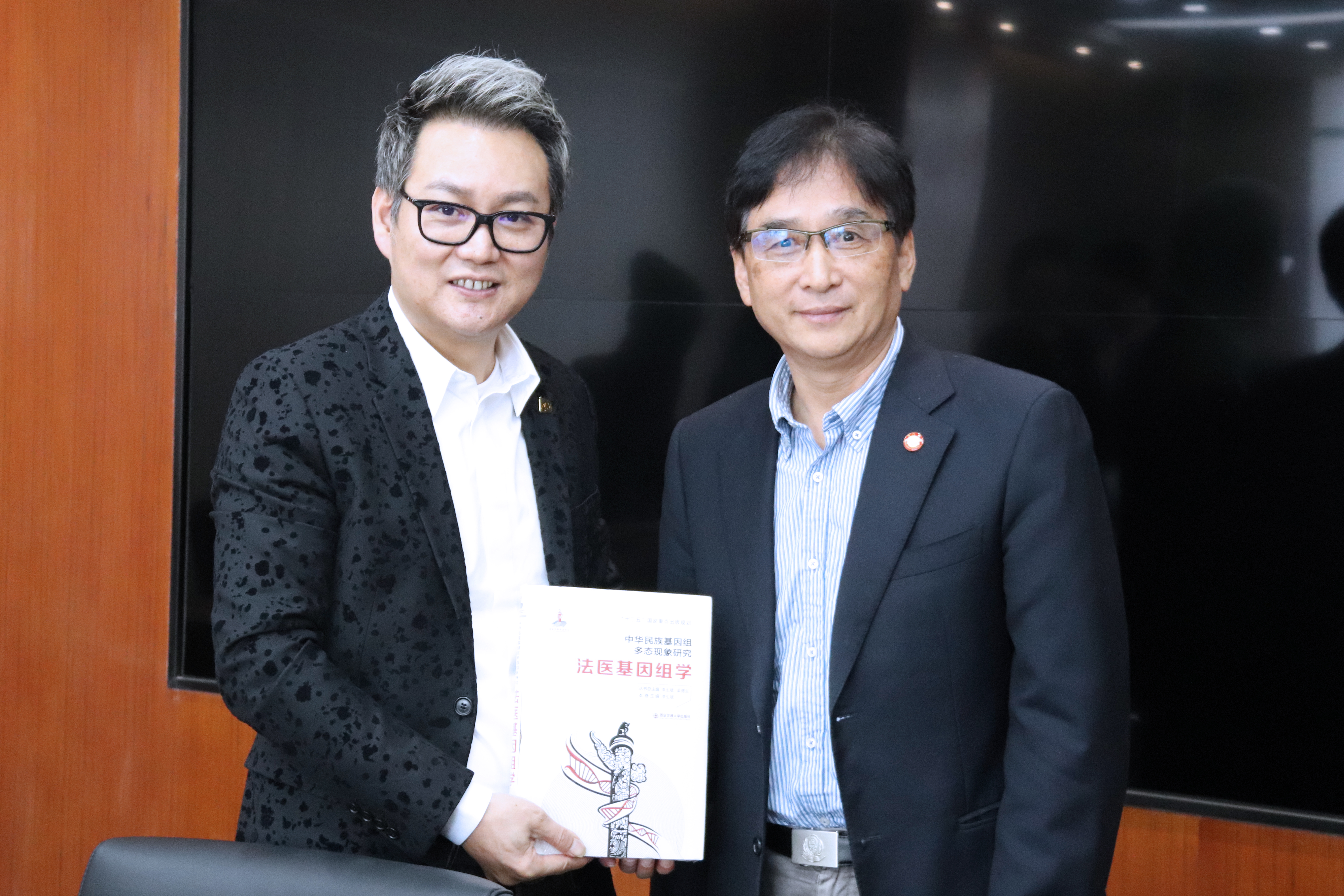 李生斌院长向卓朝阳董事长赠送纪念礼品